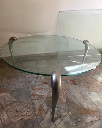 Tavolo in vetro con gambe in metallo