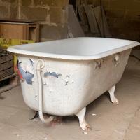 Vasca da bagno antica in ghisa con piedini anni 20