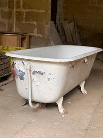 Vasca da bagno antica in ghisa con piedini anni 20