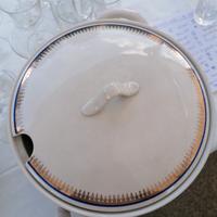 Zuppiera con coperchio bordo oro e blu