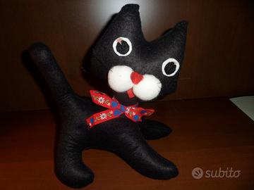 Simpatico gatto in pannolenci.