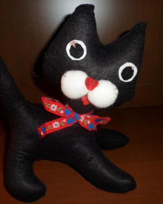 Simpatico gatto in pannolenci.