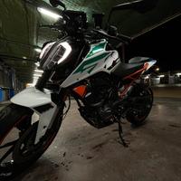 KTM Duke 125 con Akrapovic slip on in Carbonio