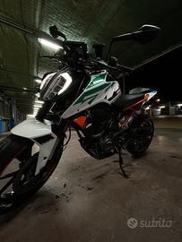 KTM Duke 125 con Akrapovic slip on in Carbonio