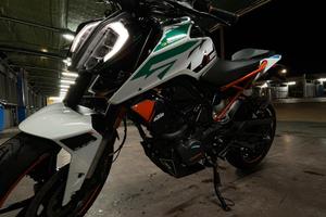 KTM Duke 125 con Akrapovic slip on in Carbonio