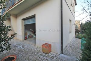 Sinalunga (SI), casa singola con garage e magazzin