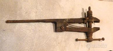 VECCHIA MORSA DA FABBRO CON PIEDE O DA BANCO metri