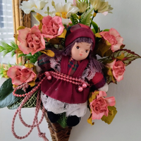 Bambolina nel cestino