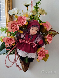 Bambolina nel cestino