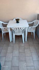 tavolino in plastica con sedie