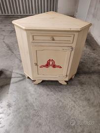 Angoliera in legno chiaro