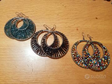 orecchini pendenti tondi con perline 