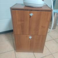 Mobile con ferro da stiro e caldaia