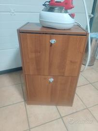 Mobile con ferro da stiro e caldaia