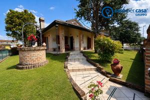 Casa singola con ampio giardino e garage