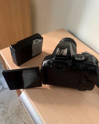 Nikon D5300 con obiettivo Nikon AF-P DX NIKKOR18