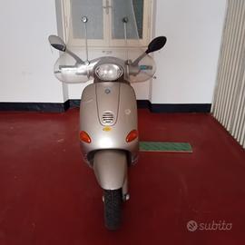 Vespa  grigia Piaggio 50