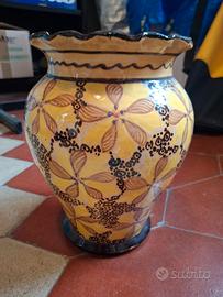 Vaso in terracotta decorato con coperchio 