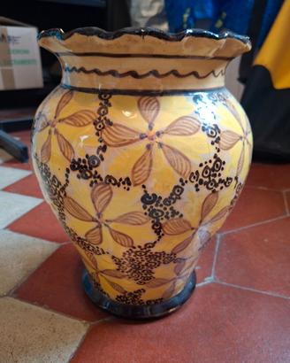 Vaso in terracotta decorato con coperchio 