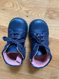 scarpa bambina blu con fiocchetto nel retro nr 21