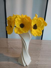 vaso con fiori giallo sintetici