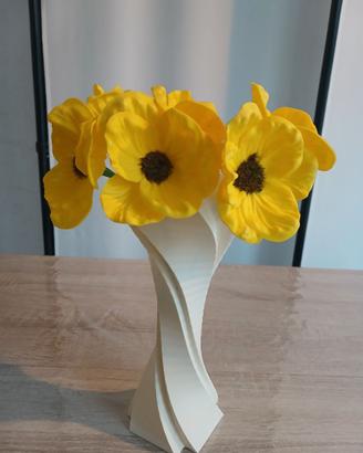 vaso con fiori giallo sintetici