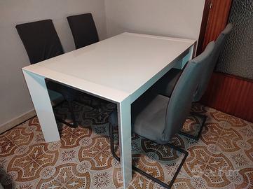 Tavolo allungabile con sedie