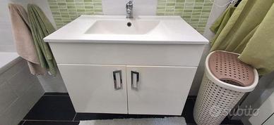 Mobile bagno con lavabo e pensile sospeso