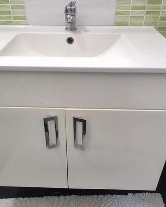 Mobile bagno con lavabo e pensile sospeso