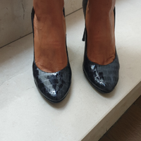 Decolte vernice blu effetto coccodrillo