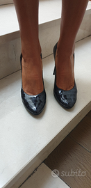 Decolte vernice blu effetto coccodrillo