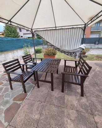 SET DA GIARDINO IN LEGNO tenuto discretamente.