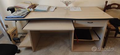 scrivania e mobile porta stampante