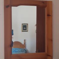 specchio con cornice in legno