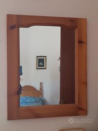 specchio con cornice in legno