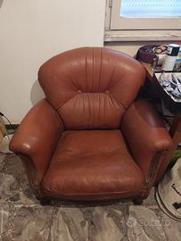 Coppia di poltrone in pelle marrone