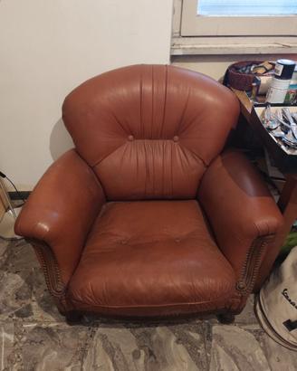 Coppia di poltrone in pelle marrone