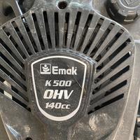 Macchina per tagliare l’erba è decespugliatore