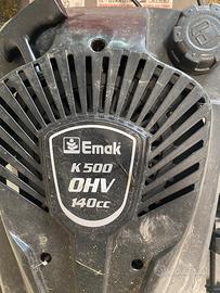 Macchina per tagliare l’erba è decespugliatore