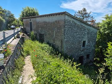 Immerso nel verde, porzione di casale trilivello