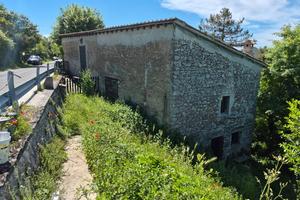 Immerso nel verde, porzione di casale trilivello
