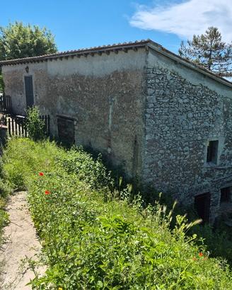 Immerso nel verde, porzione di casale trilivello