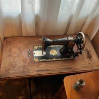 Macchina per cucire antica