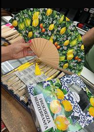 Ventaglio Limone in legno con nappina gialla