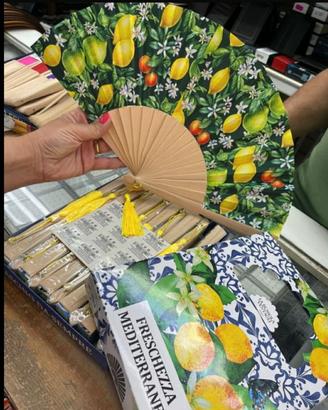 Ventaglio Limone in legno con nappina gialla