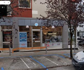 Via Grazioli, negozio vetrinato