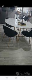 tavolo rotondo con sedie