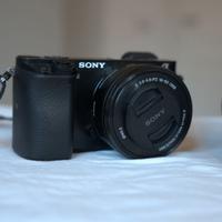 Sony a600 macchina fotografica + 2 obiettivi