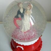 palla di vetro con neve e carillon