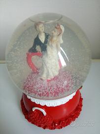 palla di vetro con neve e carillon